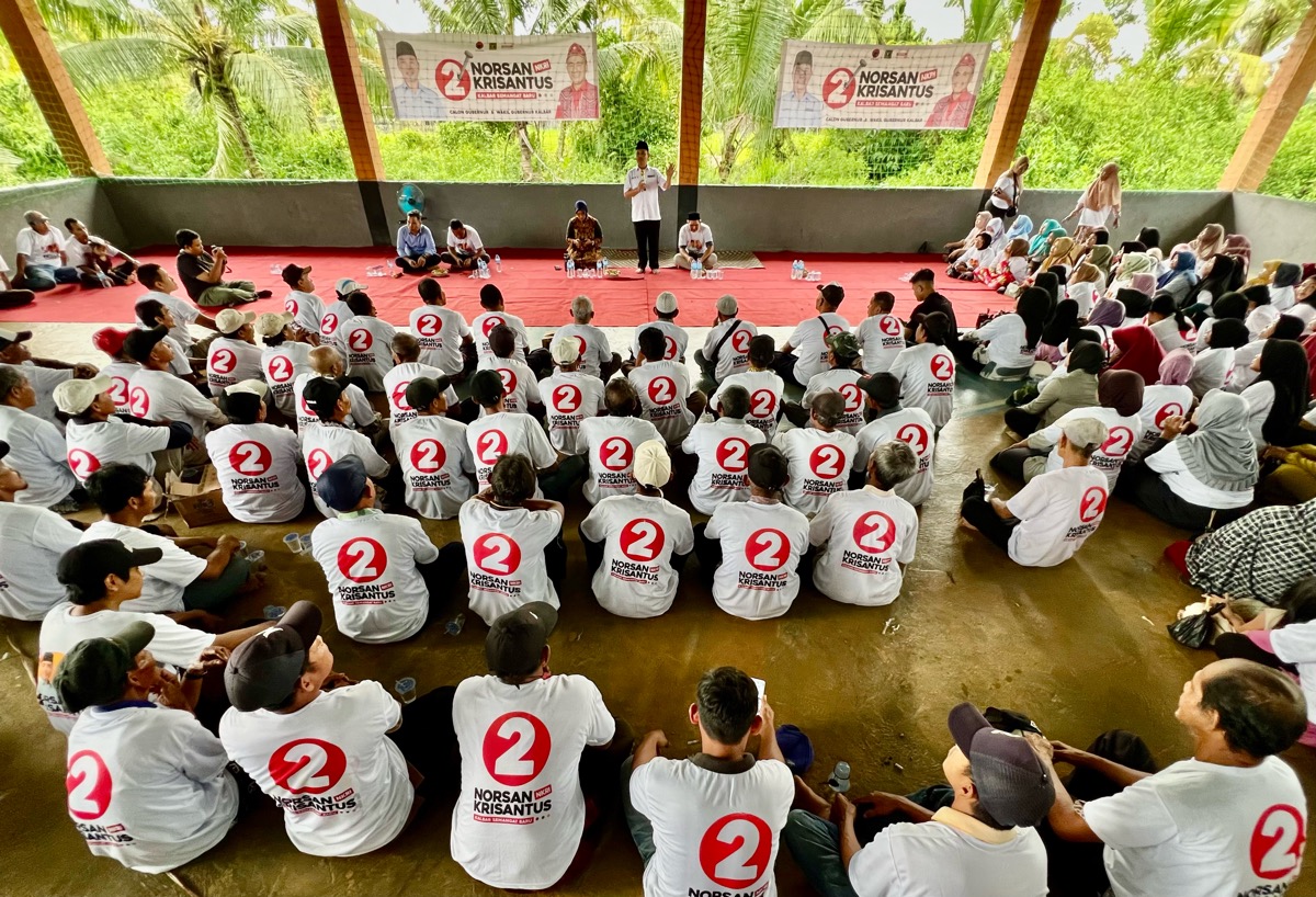 Ria Norsan disambut ratusan warga Sungai Kelambu, Sambas. Norsan memaparkan program Sarjana Bangun Desa di depan para pemuda.