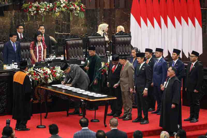 TANDA TANGAN: Ketua MPR Terpilih Ahmad Muzani (empat kiri) menandatangani berita acara penetapan dan pelantikan pimpinan MPR periode 2024-2029 di gedung Nusantara, Senayan jakarta Kamis (3/10).