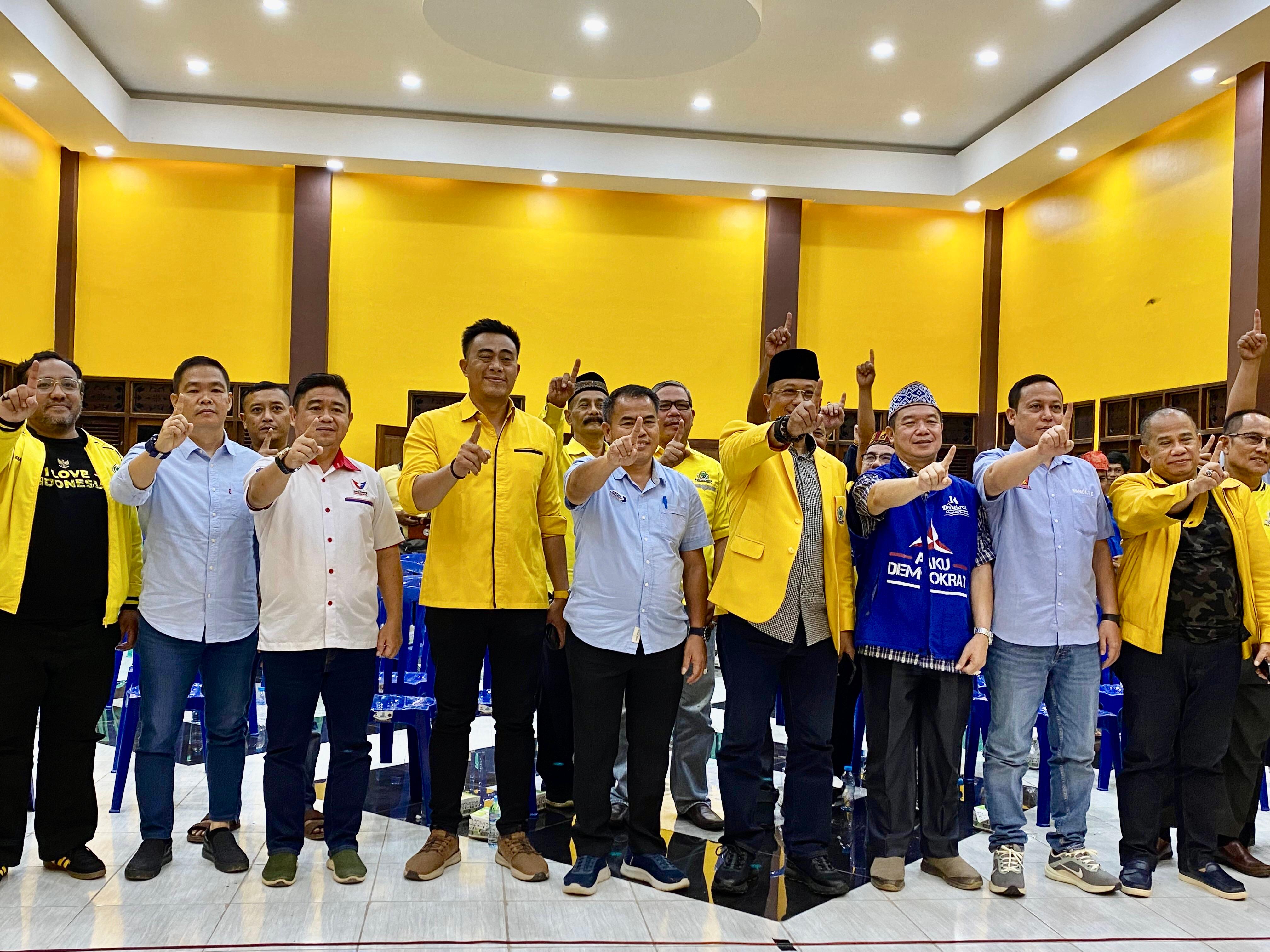 BERSAMA : Calon Wagub Kalbar Didi Haryono foto bersama usai mengikuti Rapat Konsolidasi Pemenangan Calon Kepala Daerah Partai Golkar Kabupaten Sekadau, Rabu (2/10).