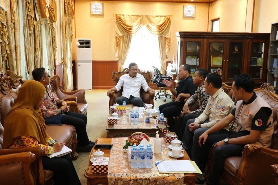 KOORDINAS: Ketua DPRD Ketapang Sementara, Achmad Sholeh, menemui Ketua Bawaslu Ketapang, M Dofir, di ruang kerjanya, Kamis (3/10).
