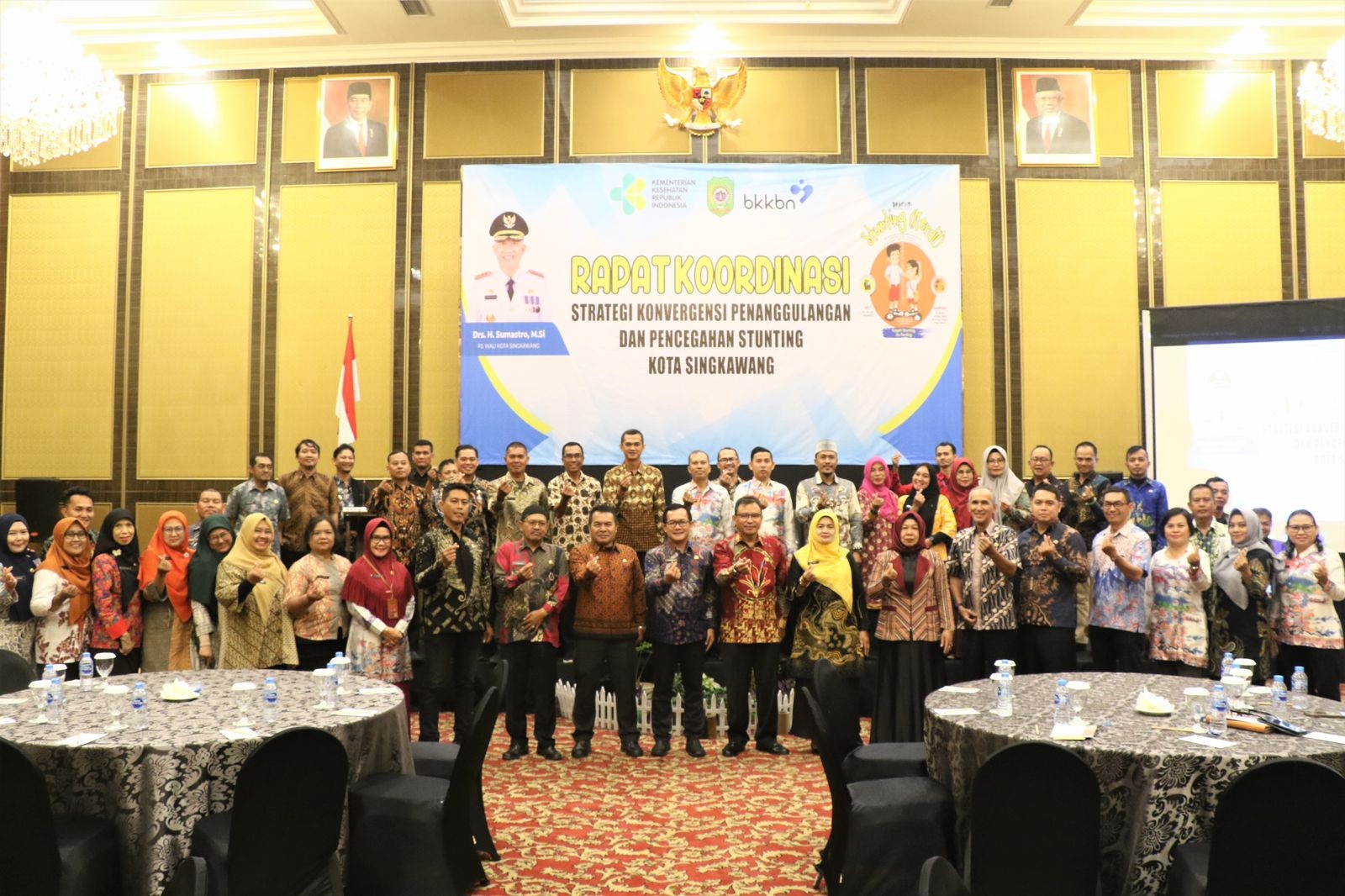 RAKOR: Dinas Kesehatan dan Keluarga Berencana Kota Singkawang menggelar Rapat Koordinasi Strategi Konvergensi Penanggulangan dan Pencegahan Stunting di Ballroom Hotel Mahkota.