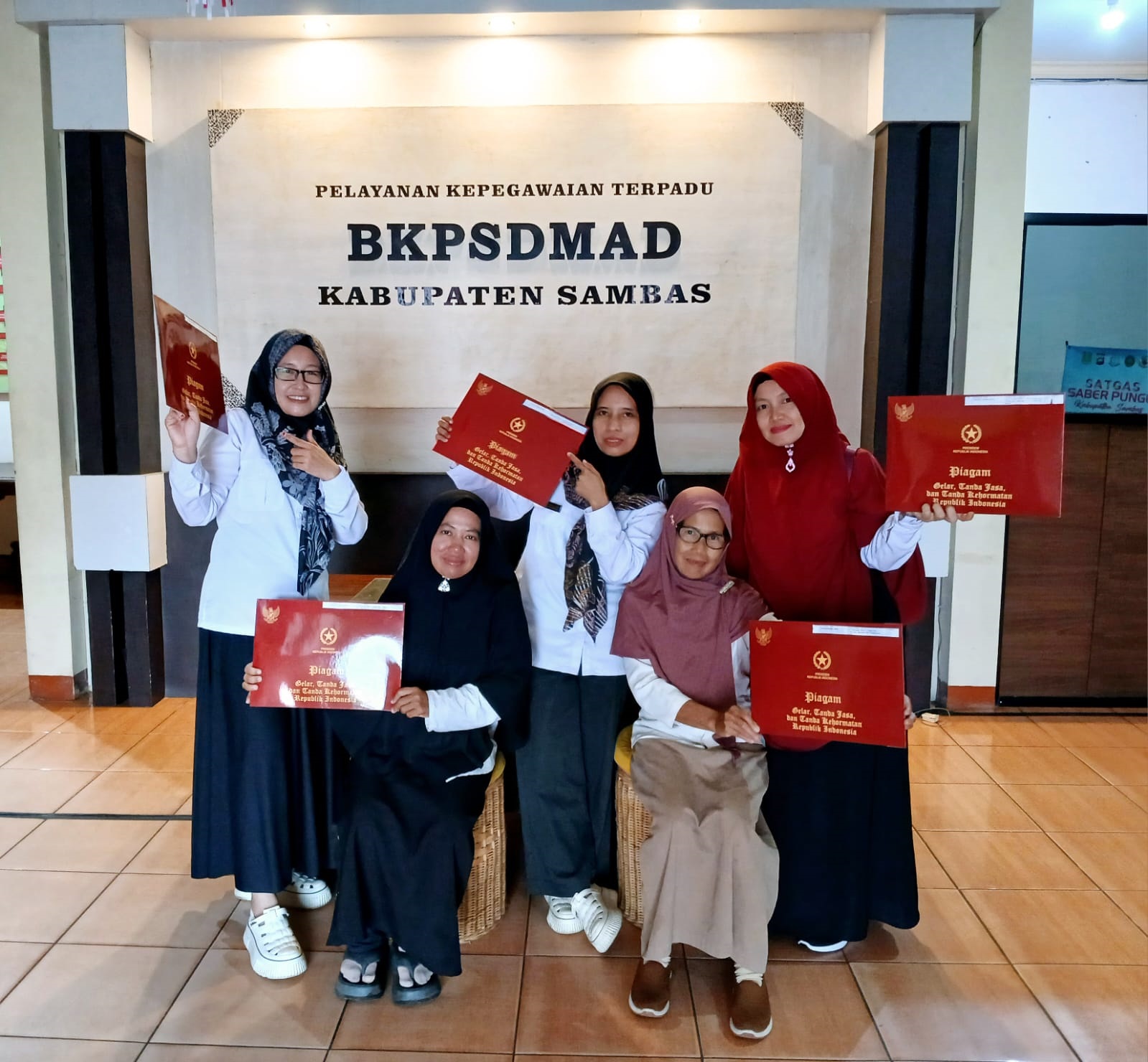 PENGHARGAAN: Lima guru perempuan SMP Negeri 7 Tebas mendapatkan penghargaan Satyalancana Karya Satya (SLKS) tahun 2024.