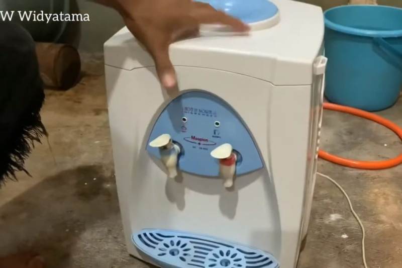 Cara membersihkan dispenser.