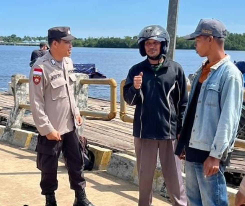 PATROLI: Personel Polres Sambas saat berpatroli di tengah masyarakat, sembari menyampaikan pesan untuk menjaga Pilkada yang tertib dan damai.