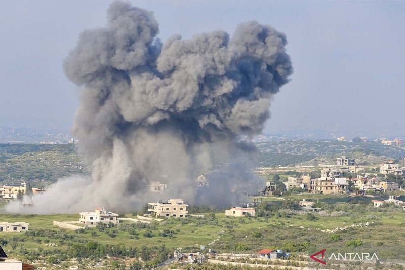 Arsip foto - Kepulan asap tebal yang disebabkan oleh serangan Israel terlihat di Majdal Zoun, Lebanon (15/4/2024).