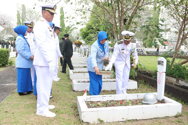 ZIARAH: Kodam XII Tanjungpura, melaksanakan ziarah di Taman Makam Pahlawan (TMP) Dharma Patria Jaya, Kecamatan Sungai Raya, Kabupaten Kubu Raya.