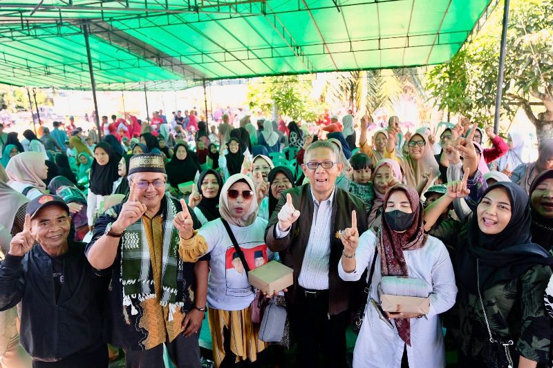 Calon Gubernur Kalbar Sutarmidji, dan Calon Bupati Mempawah Mardan foto bersama warga usai menggelar kampanye dialogis di Desa Sungai Limau, Kecamatan Sungai Kunyit, Kabupaten Mempawah, Sabtu (5/10).&nbsp;