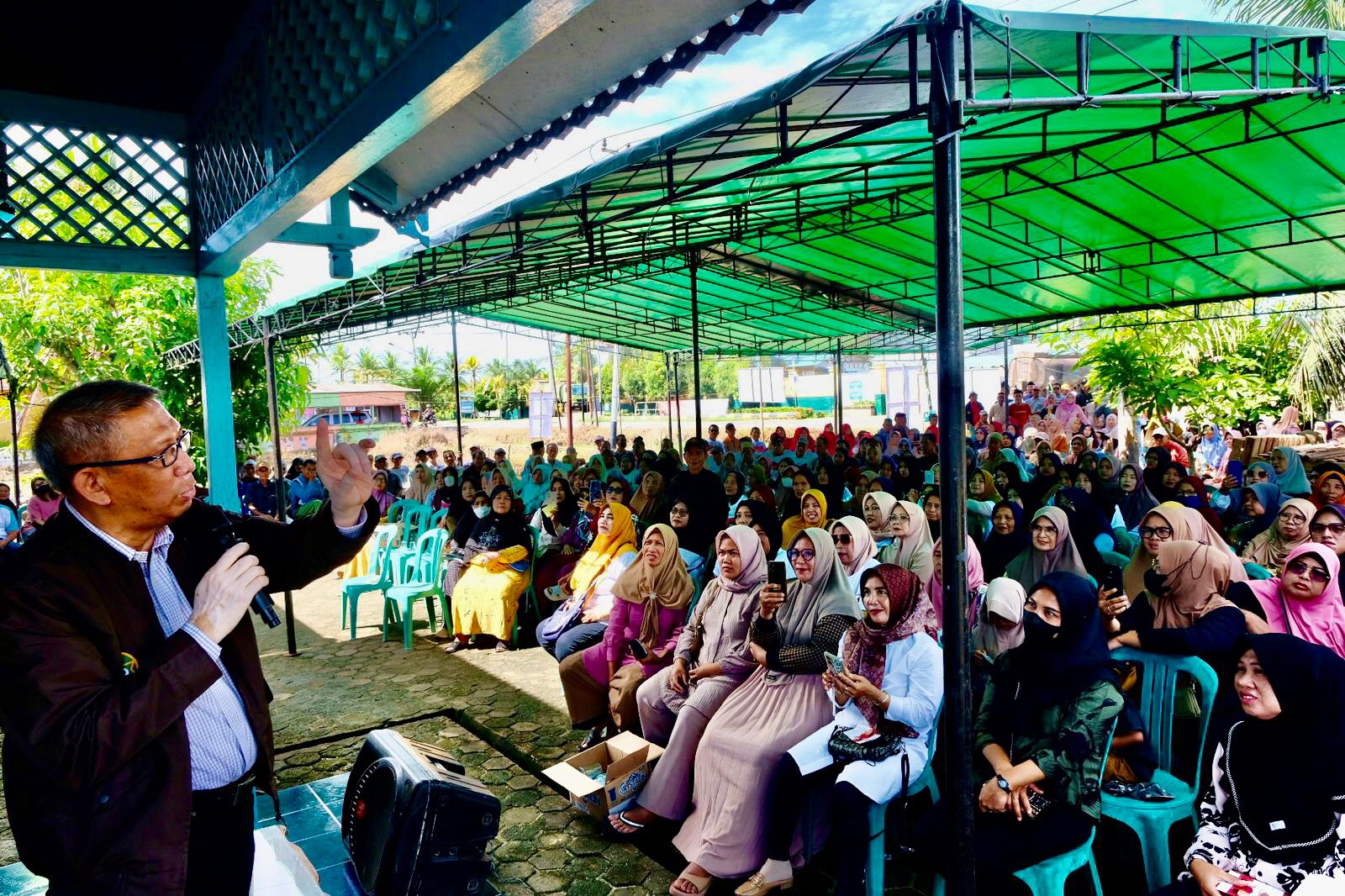 Calon Gubernur Kalbar Sutarmidji, dan Calon Bupati Mempawah Mardan foto bersama warga usai menggelar kampanye dialogis di Desa Sungai Limau, Kecamatan Sungai Kunyit, Kabupaten Mempawah, Sabtu (5/10).&nbsp;