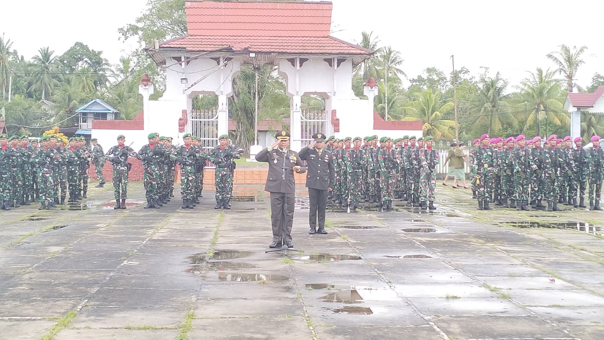 PENGHORMATAN : Dandim saat memimpin upacara penghormatan di TMP Putra Bangsa.&nbsp;
