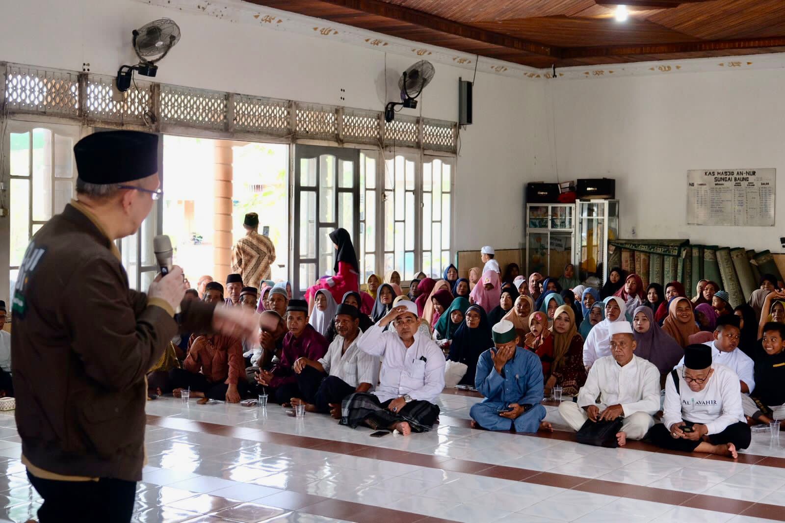 MAULID : Sutarmidji berbagai ilmu tentang hukum perkawinan, dan kewarisan dalam Islam saat menghadiri Maulid Nabi Muhammad SAW di Masjid An Nur, Dusun Sungai Baung, Bengkayang, Minggu (6/10).