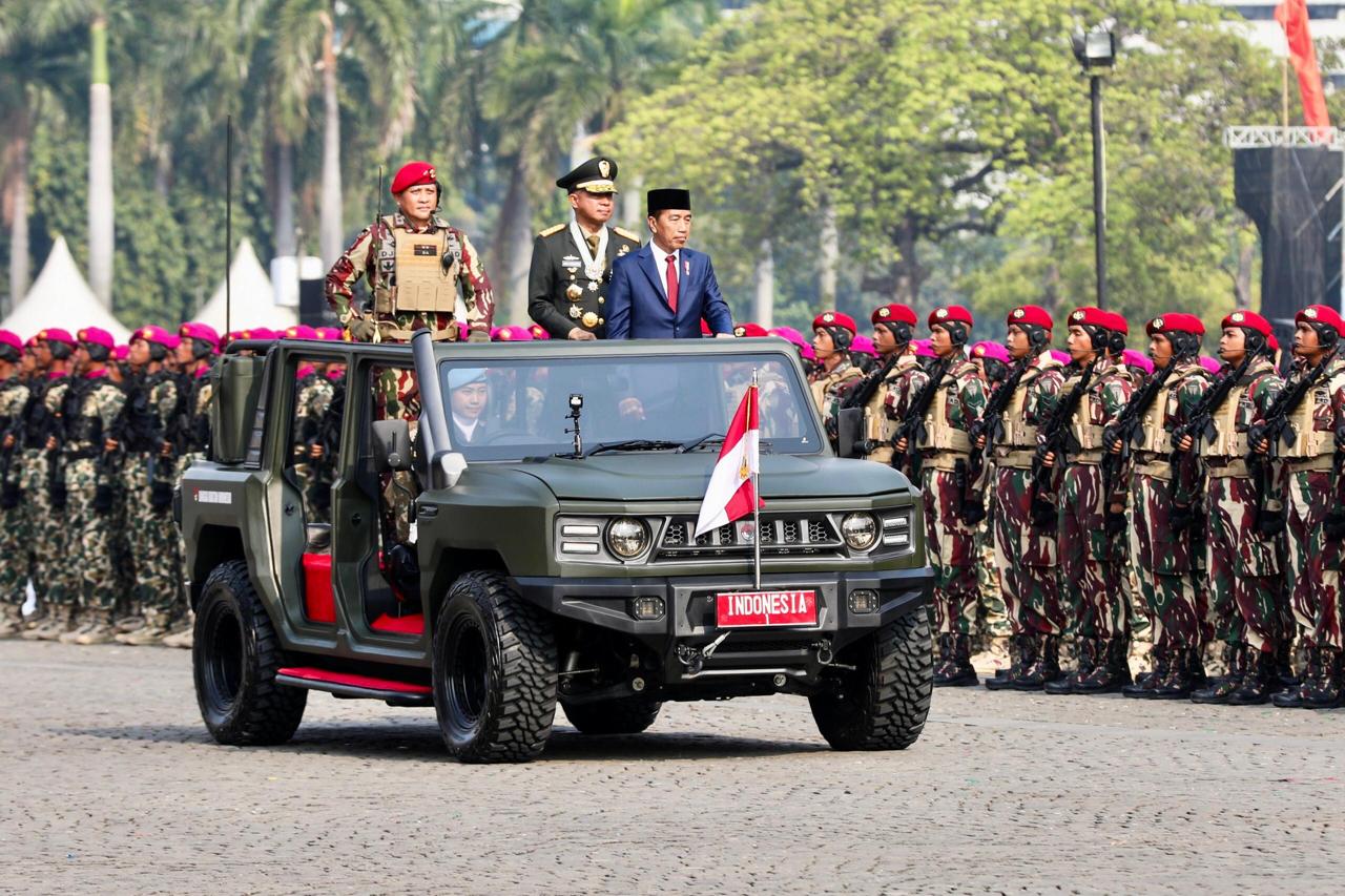 Presiden Joko Widodo bertindak sebagai Inspektur Upacara Parade dan Defile dalam rangka Peringatan HUT ke-79 Tentara Nasional Indonesia.