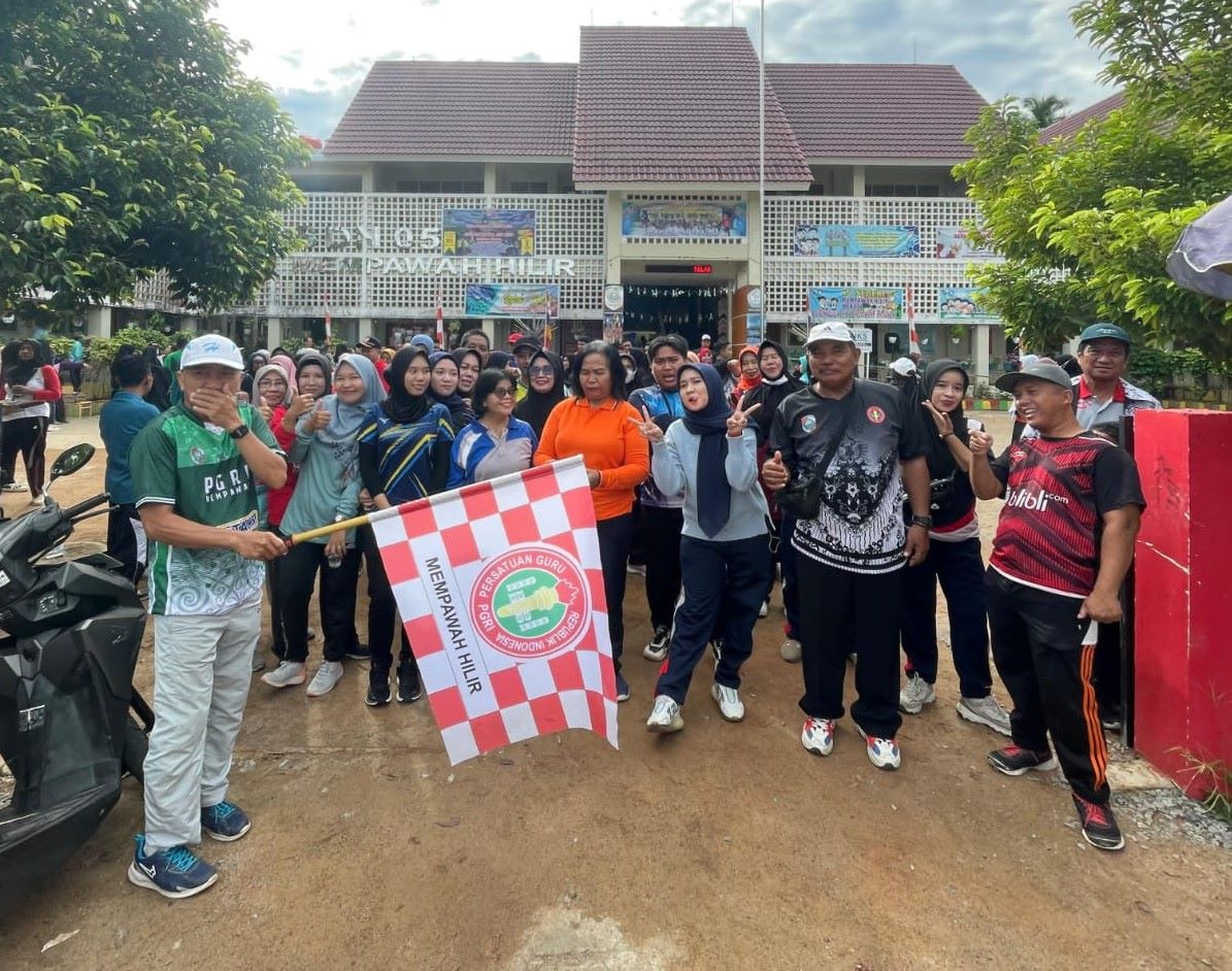 ANTUSIAS: Peserta jalan sehat dalam rangka HUT PGRI dan HGN di Mempawah Hilir.