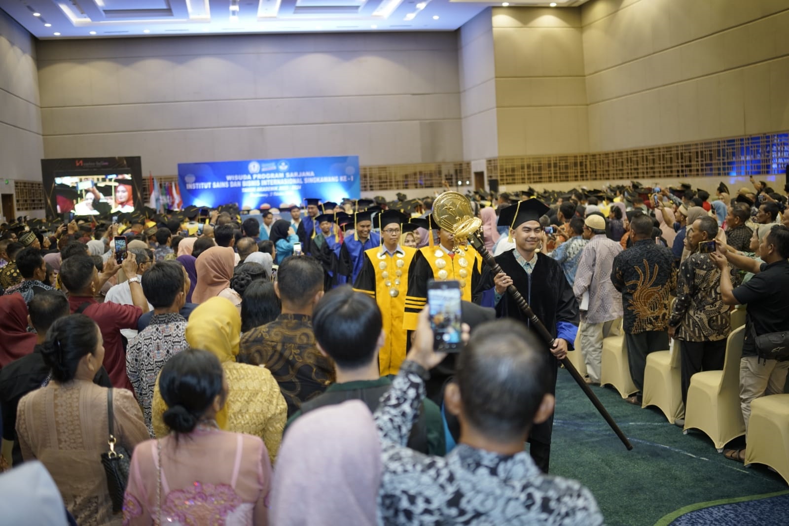 WISUDA: Prosesi wisuda ISBI Singkawang, yang diikuti 267 wisudawan pada Kamis (3/10) di Ballroom Hotel Swiss-Belinn, Singkawang.