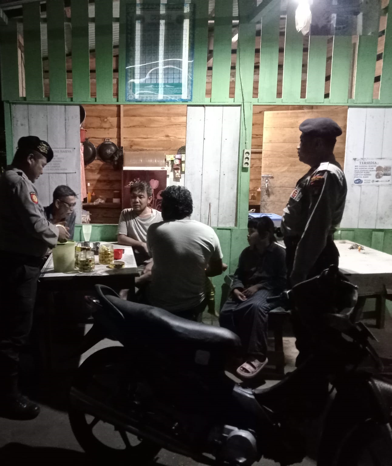 PATROLI: Anggota Polsek Menyuke saat melakukan patroli malam guna mengantisipasi tindak kejahatan, terutama di malam hari.