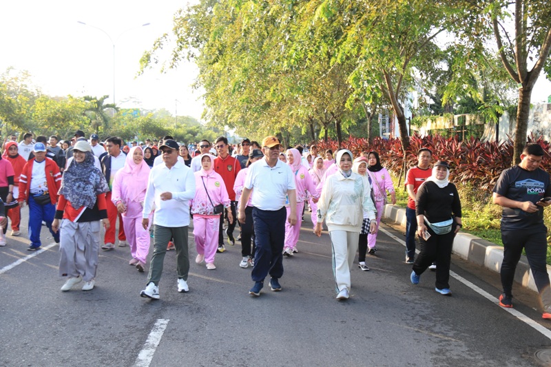 JALAN : Pj Gubernur Harisson bersama para pejabat di lingkungan Pemprov Kalbar berjalan kaki dalam acara World Walking Day 2024, Minggu (6/10).&nbsp;