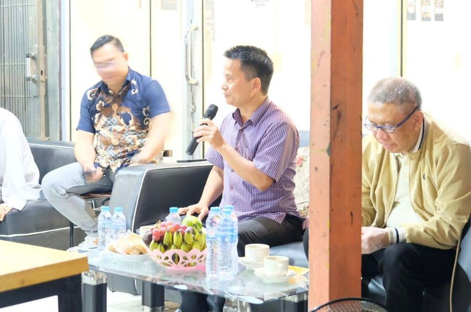ICDN : Ketua Ikatan Cendekiawan Dayak Nasional (ICDN) Kabupaten Sintang, Sopian (tengah).