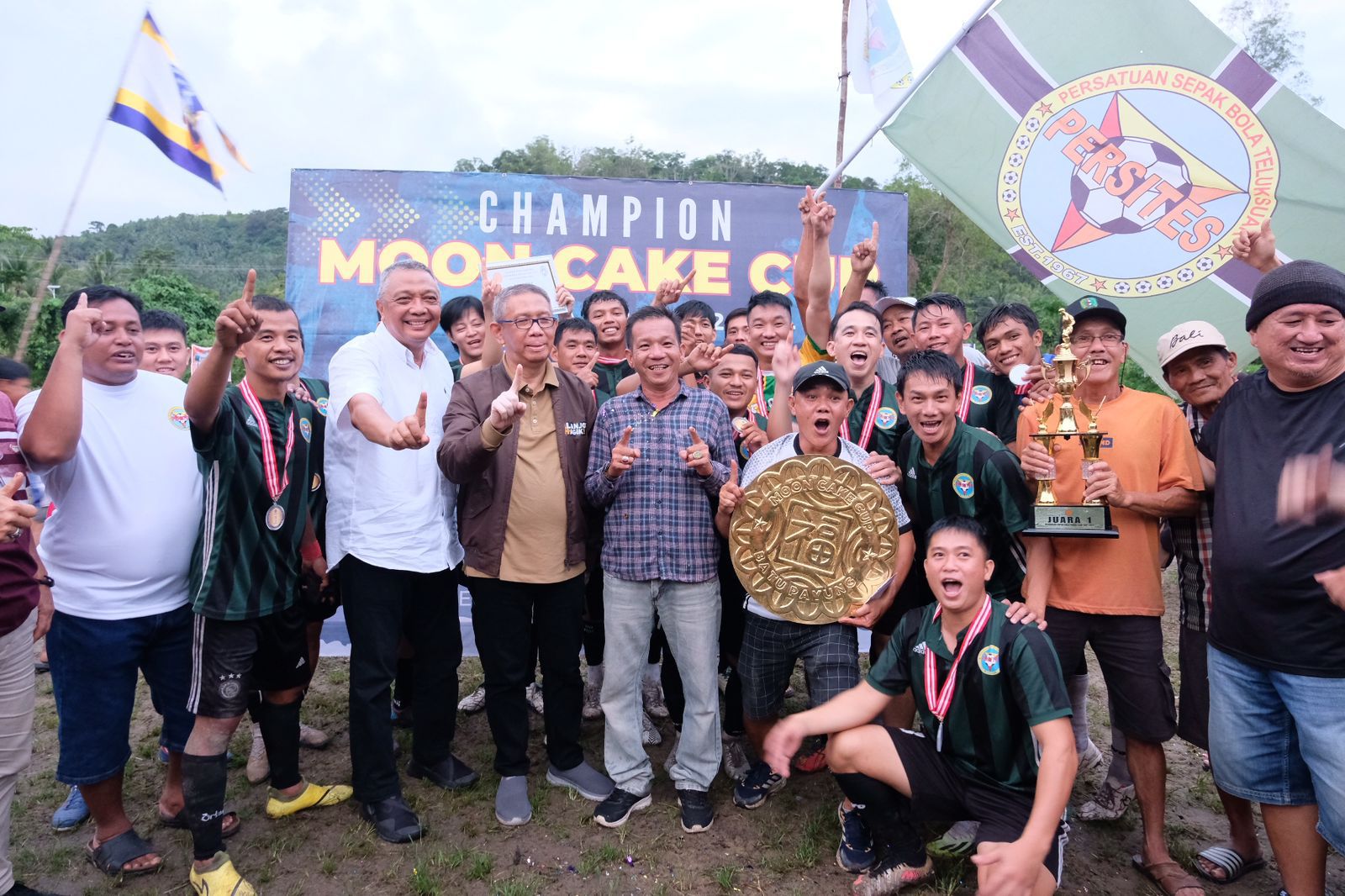 SEPAK BOLA : Sutarmidji foto bersama para pemain Persites yang berhasil menjuarai turnamen sepak bola Moon Cake Cup Batu Payung 2024, Minggu (6/10).
