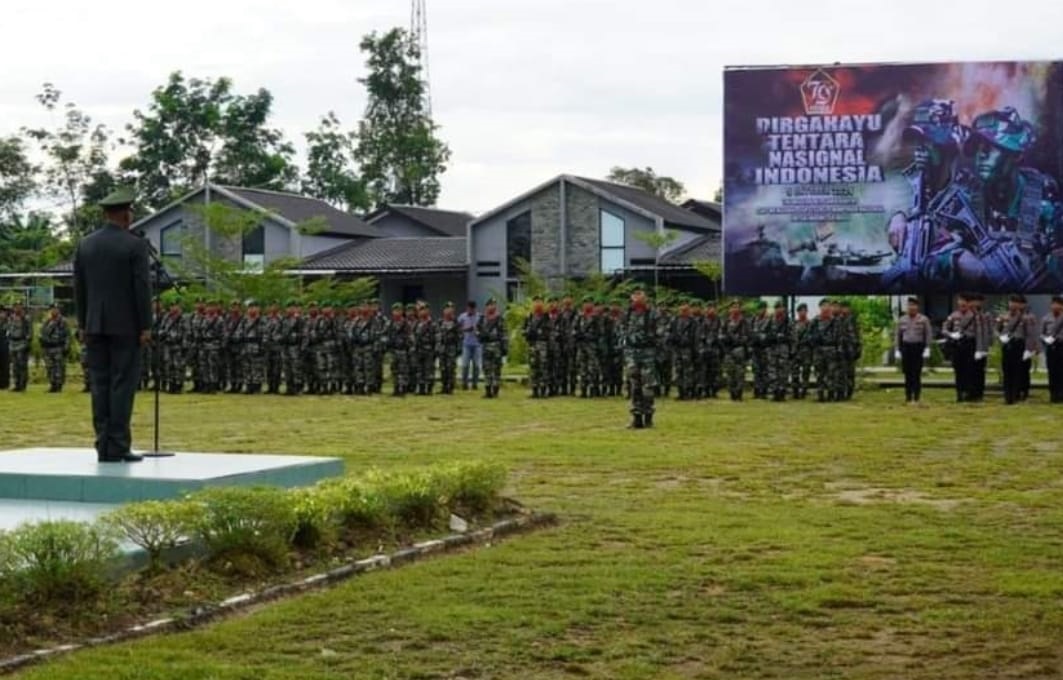 UPACARA: Upacara peringatan Hari Ulang Tahun (HUT) TNI ke-79 yang dilaksanakan di Markas Kodim 1208/SBS.