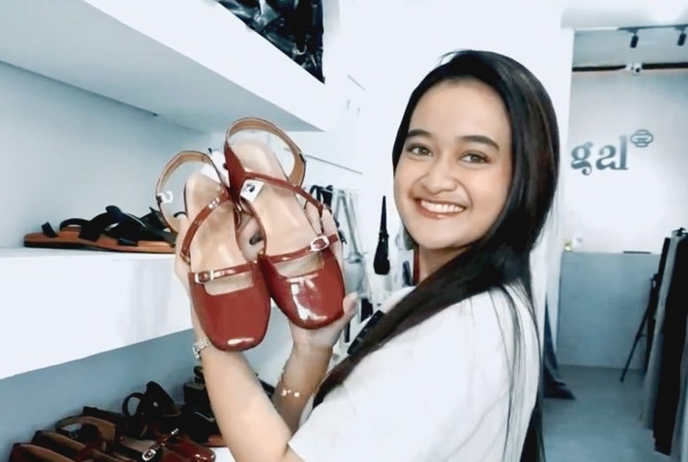 BERJUALAN : Sandal salah satu produk yang dijual oleh Gal Collection. Usaha ini memanfaatkan permodalan dari Bank Kalbar.