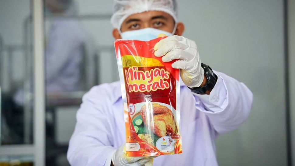 MINYAK MAKAN MERAH: Pekerja memamerkan produk minyak makan merah yang diproduksi oleh Pabrik Minyak Makan Merah Pagar Merbau di Deli Serdang, Sumatera Utara, Kamis (14/3/2024).