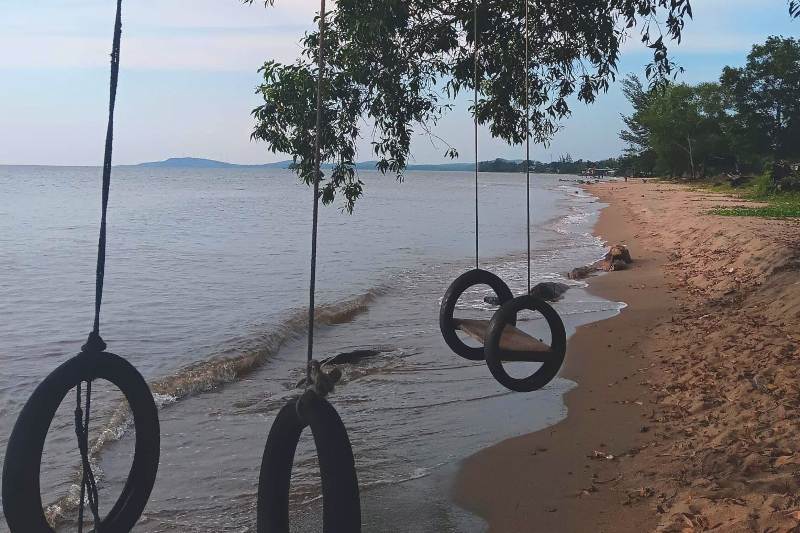 Panorama Pantai Jambat di Kecamatan Kendawangan Kabupaten Ketapang yang menenangkan, ditemani ayunan sederhana.