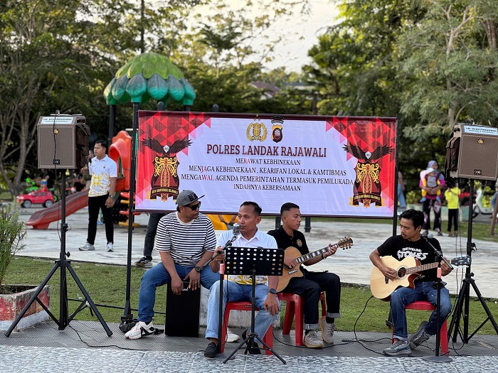 PESAN KAMTIBMAS: Kapolres Landak AKBP Siswo Dwi Nugroho menyampaikan pesan Kamtibmas melalui pertunjukan musik bertema Ngamen Kamtibmas di taman kota Ngabang.