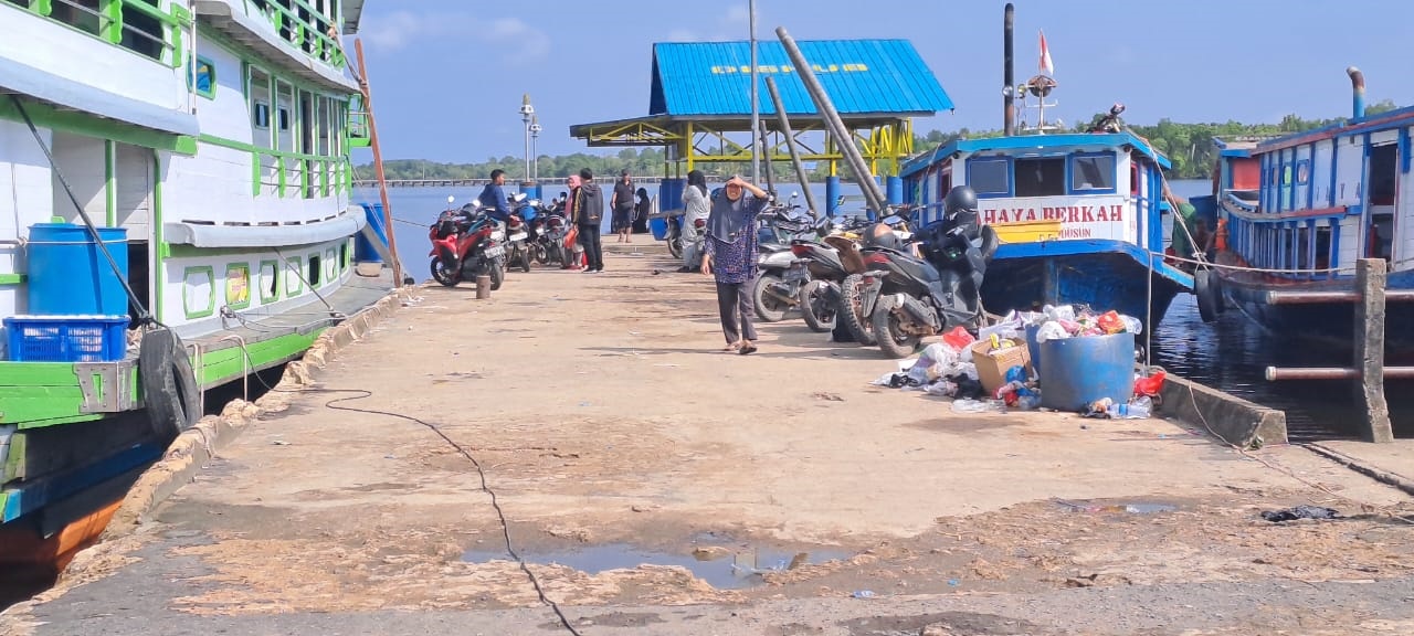 SAMPAH : Tumpukan sampah di Pelabuhan Sungai Teluk Batang, Kecamatan Teluk Batang.