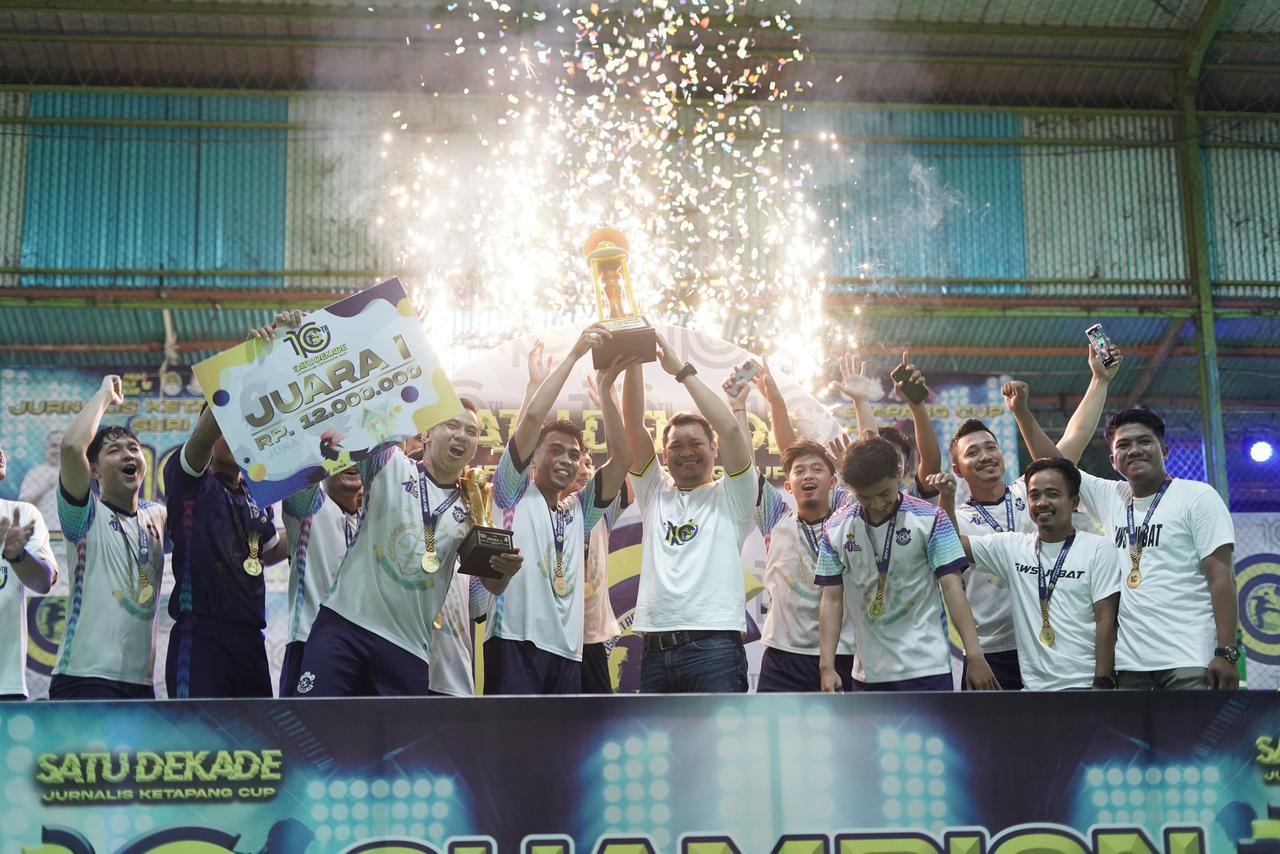JUARA: Tim Futsal Poskopi berhasil menjuarai JKC X usai mengalahka Fopda FC dengan skor 6-4.