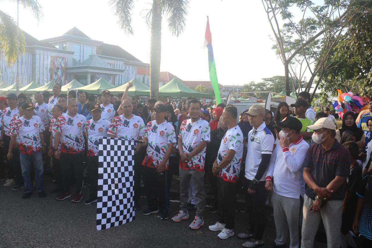 JALAN SANTAI: Penjabat Sekda Ketapang, Donatus Franseda melepas peserta jalan santai di depan Kantor Bupati Ketapang, Minggu (6/10).