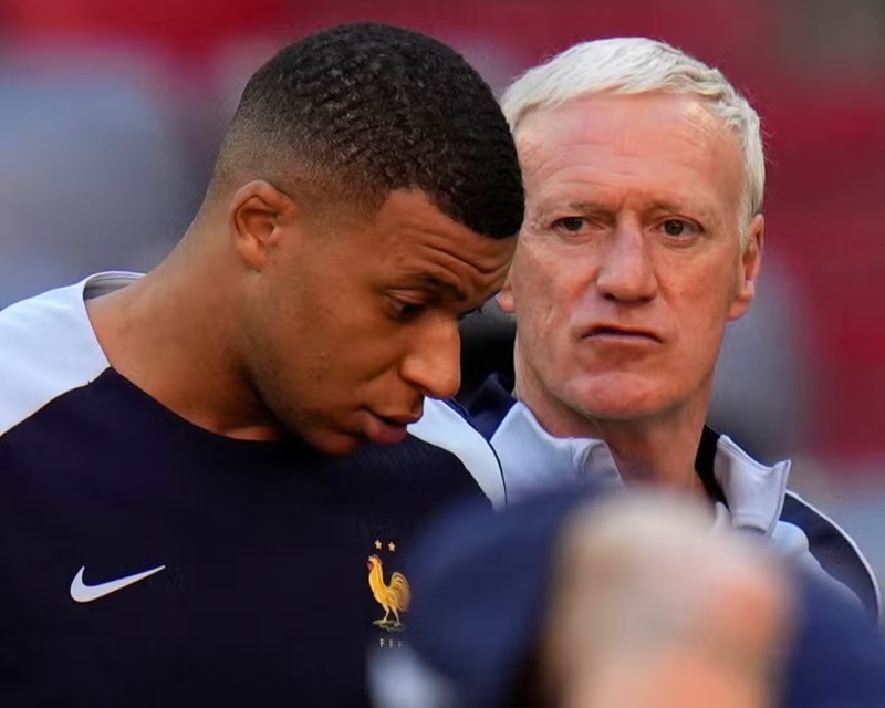 Kylian Mbappe dan Didier Deschamps.