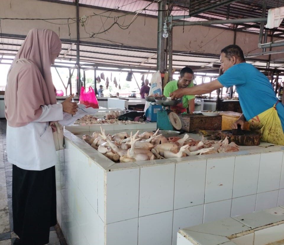 HARGA: Petugas Disperindagnaker saat mengecek harga komoditi di Pasar Sebukit Rama Mempawah.
