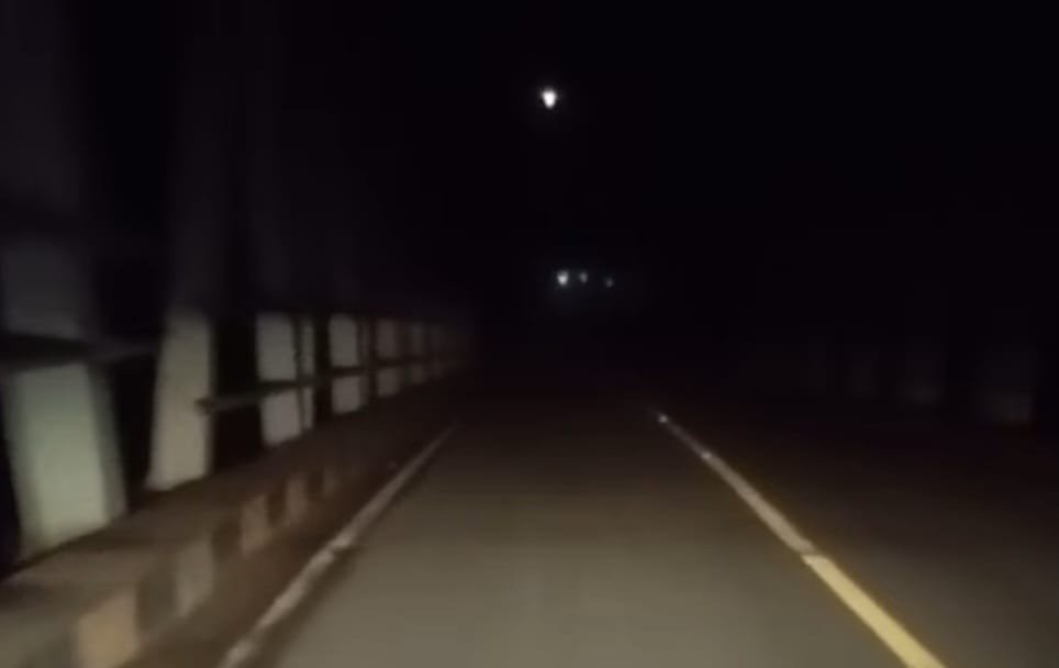 GELAP : Masyarakat berharap adanya pemasangan lampu di jembatan Jalan Lingkar Desa Saing Rambi Kecamatan Sambas.