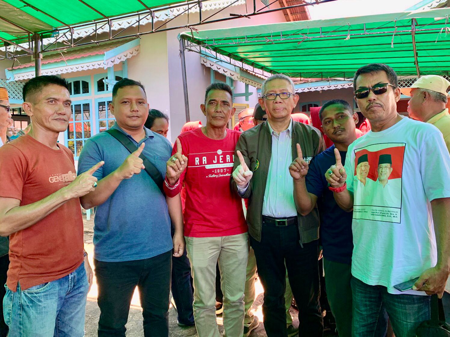 BERSAMA : Reza Herlambang (dua dari kiri) saat bertemu Sutarmidji pada acara kampanye dialogis di Kecamatan Sungai Kunyit, Kabupaten Mempawah, Sabtu (5/10).