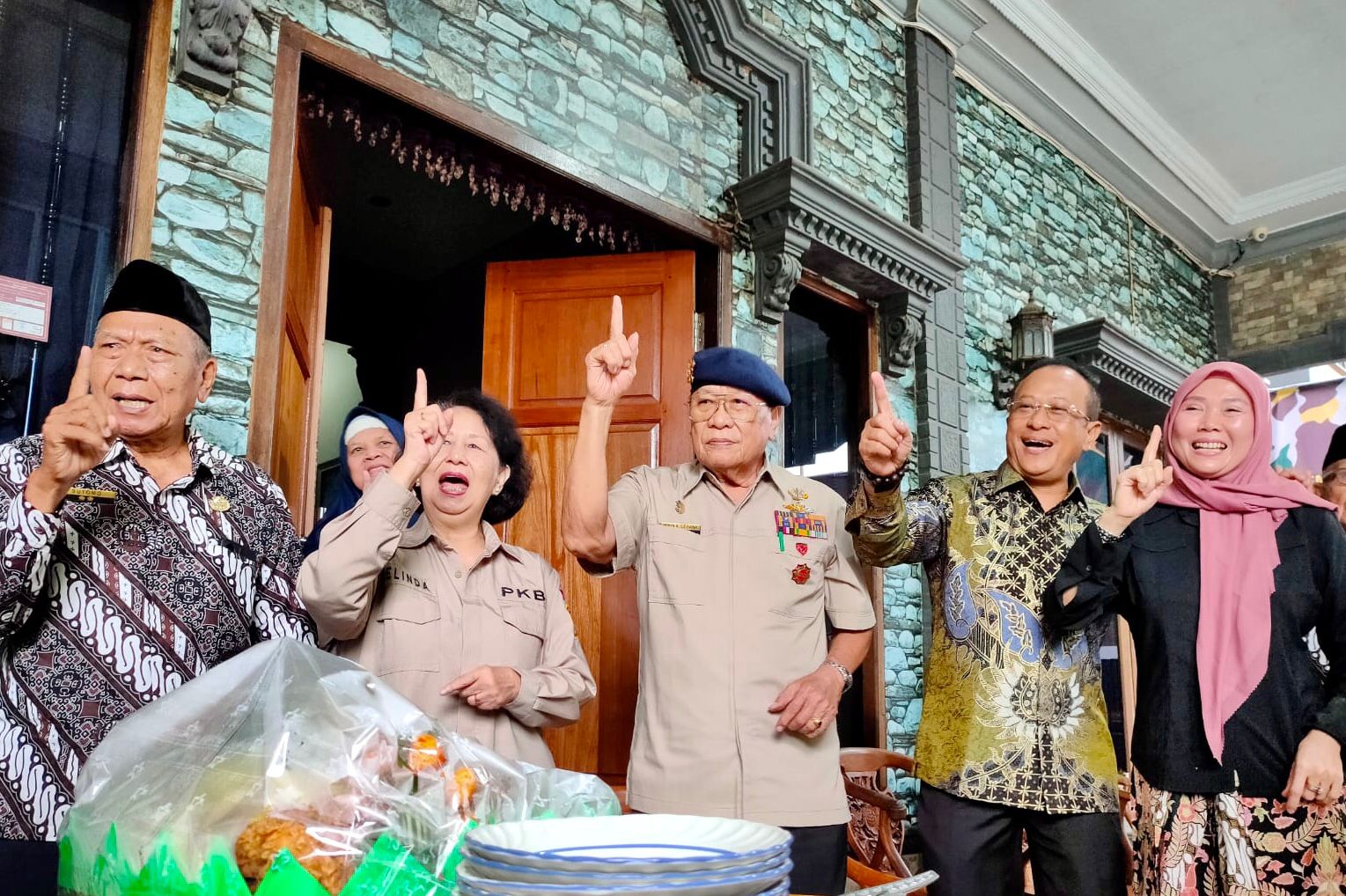 BERSAMA: Calon Wagub Kalbar Didi Haryono foto bersama Wakil Ketua PKBB Daerah Kalbar, dan Ketua PP Polri Daerah Kalbar saat silaturahmi bersama para purnawirawan Polri di Komplek Pondok Alam Lestari.