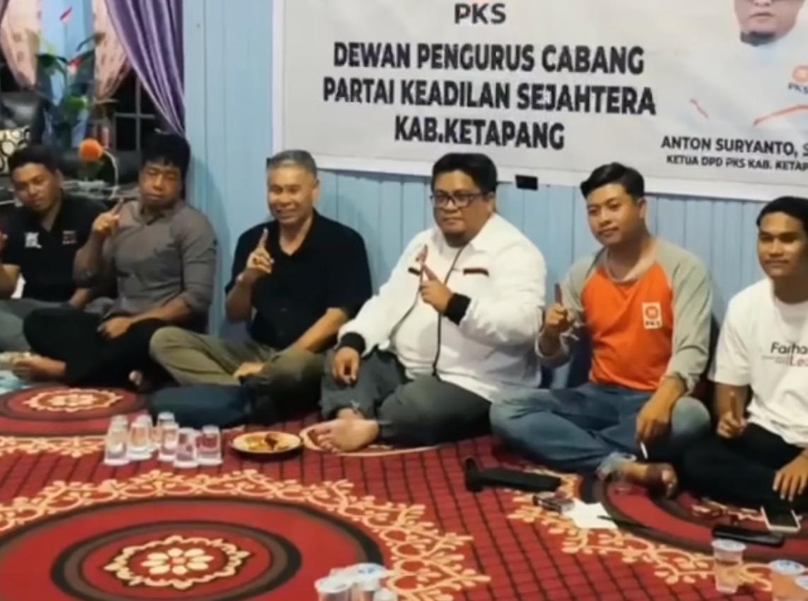 SAPA RELAWAN: Cawabup Ketapang nomor urut 1, Leonardus Rantan, menyapa para relawan di MHU.