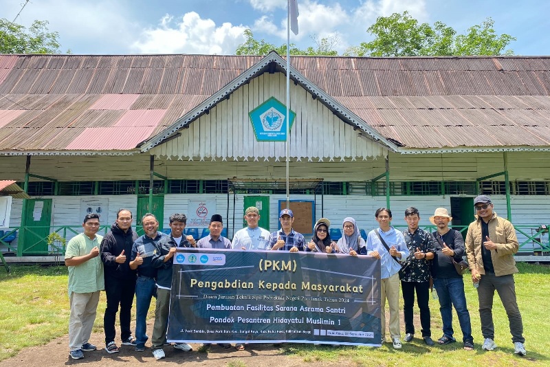 Jurusan Teknik Sipil Politeknik Negeri Pontianak turut menunjang fasilitas pendukung asrama santri di Pondok Pesantren Hidayatul Muslimin 1.