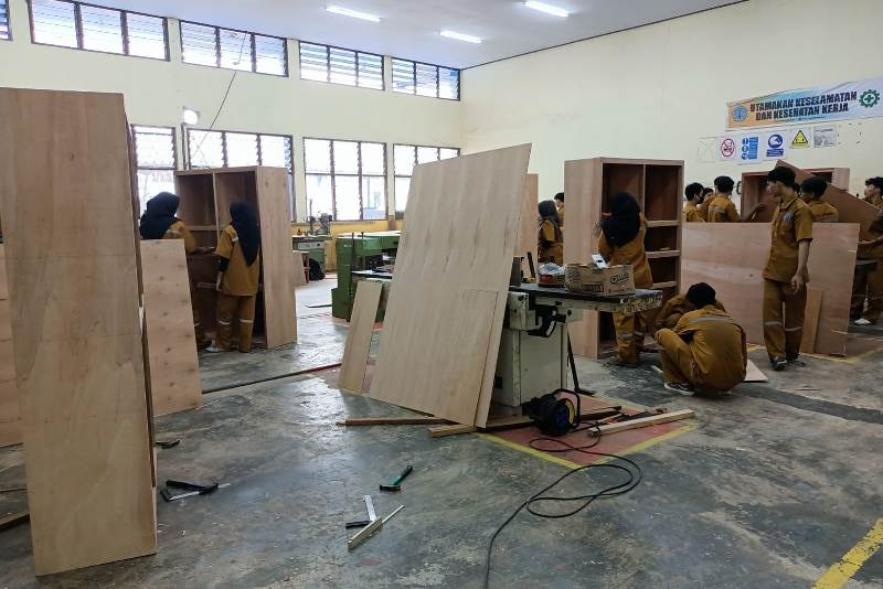 Jurusan Teknik Sipil Politeknik Negeri Pontianak turut menunjang fasilitas pendukung asrama santri di Pondok Pesantren Hidayatul Muslimin 1.