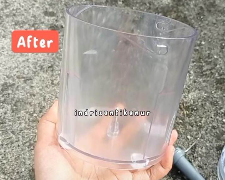 Blender bekas terkena noda kuning kunyit kembali bersih.
