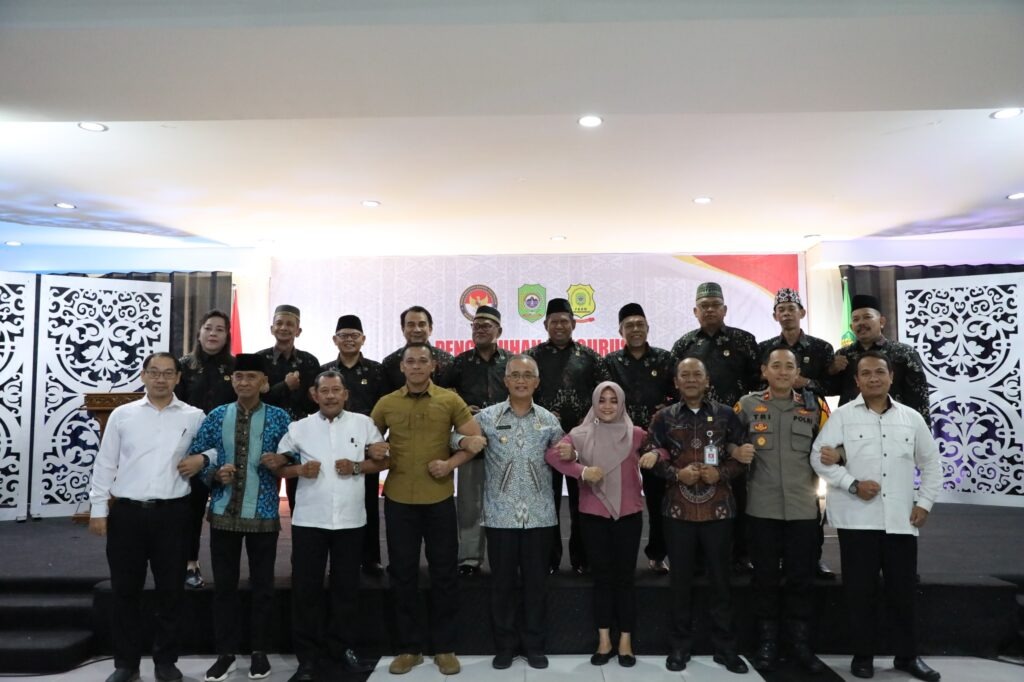 FKDM : Pengurus Forum Kewaspadaan Dini Masyarakat (FKDM) Kota Singkawang masa bakti (2022-2027) yang diketuai Martinus Missa resmi dikukuhkan.
