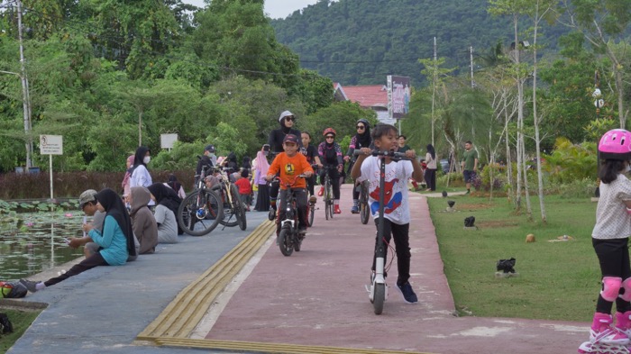 TAMAN : Suasana masyarakat memanfaatkan Taman Cinta Madani untuk berbagai kegiatan.