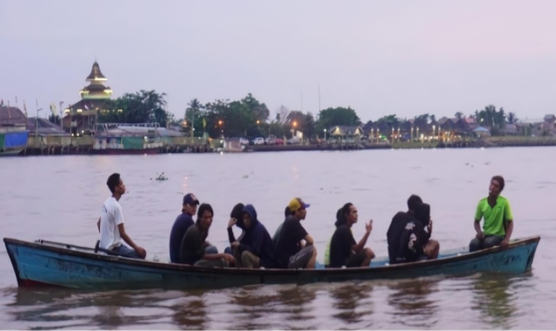 Warga menyeberang sungai menggunakan sampan sehari-hari.