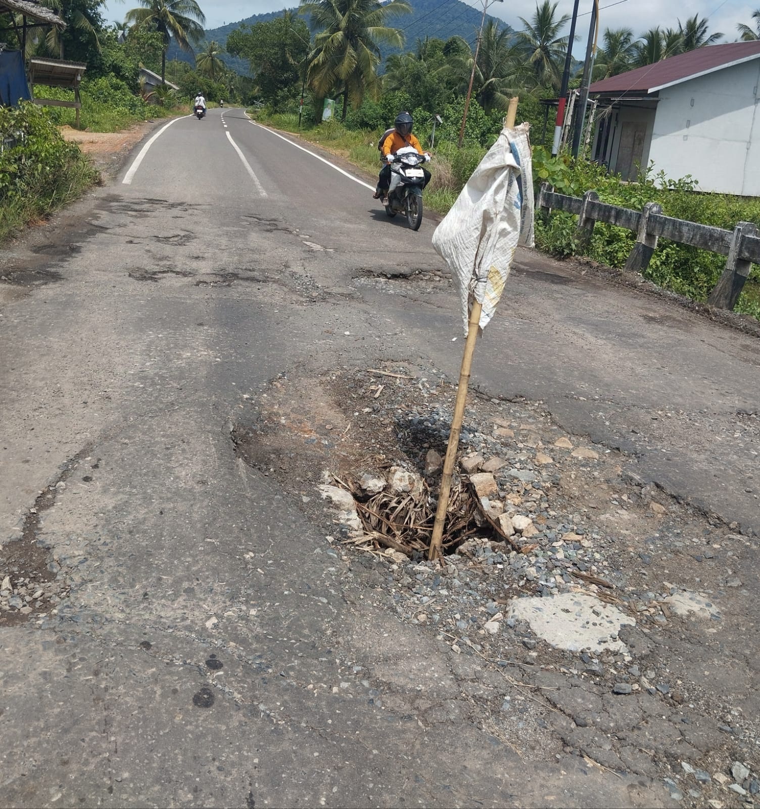 RUSAK: Kondisi jembatan rusak dengan kondisi berlubang, membahayakan bagi para pengendara yang melintas.