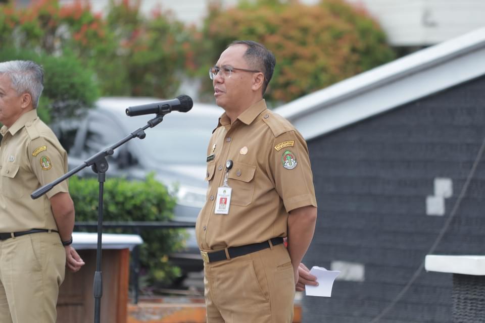 ARAHAN: Penjabat Sekda, Donatus Franseda memberikan arahan saat memimpin apel pagi, Senin (7/10).