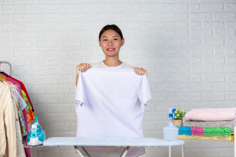 Ilustrasi mencuci baju putih.