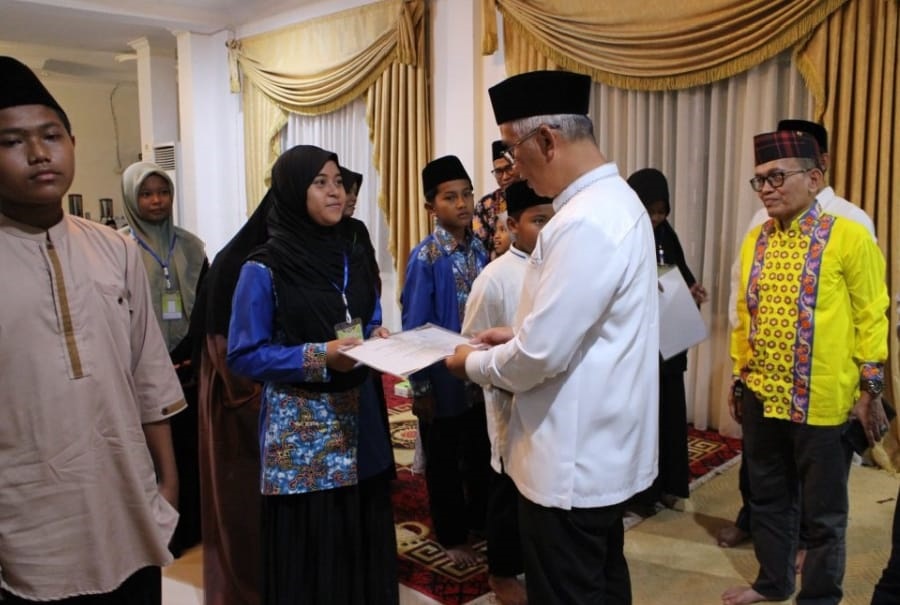 BERBINCANG: Pj Wali Kota Singkawang saat berbincang dengan peserta Seleksi Tilawatil Quran Tingkat Kota Singkawang Tahun 2024 pada Minggu malam (06/10) di Rumah Dinas Wakil Wali Kota Singkawang.