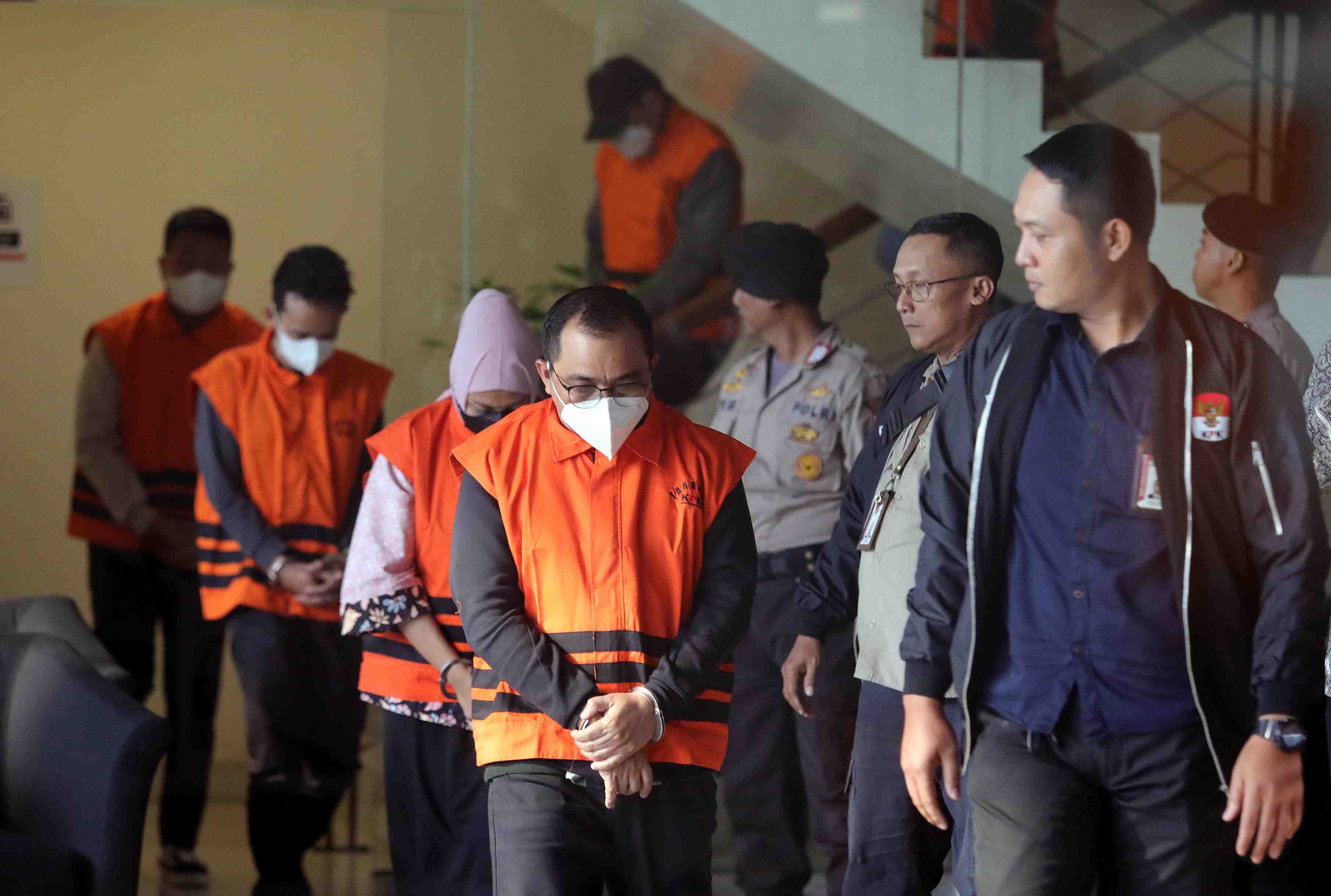 OTT KPK: Enam tersangka OTT KPK di Kalimantan Selatan menuju ruang konferensi Pers di Gedung KPK, Jakarta, kemarin. KPK menetapkan Gubernur Kalsel Sahbirin Noor sebagai salah satu tersangka.