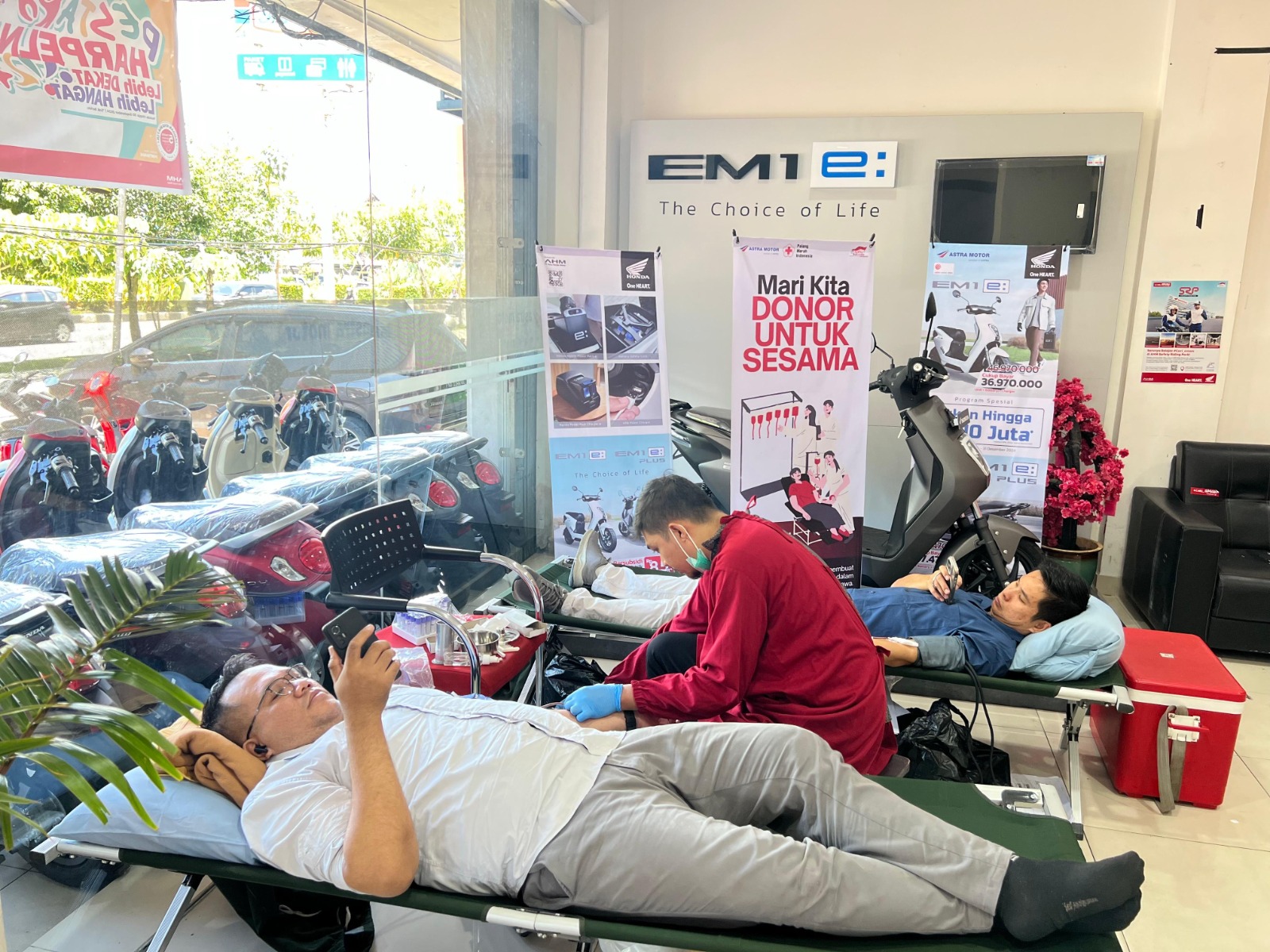 Donor darah di Kantor Astra Motor Kalbar.