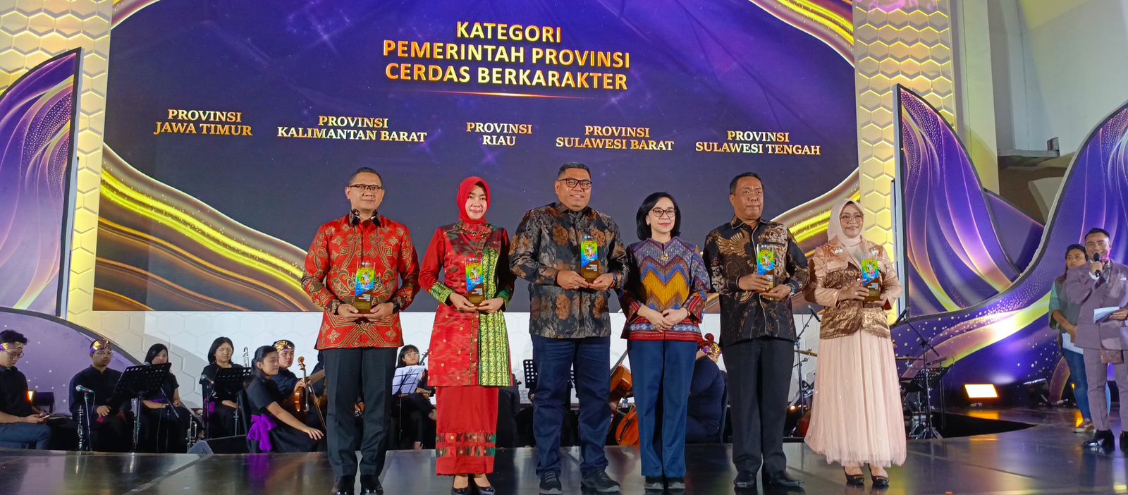 PENGHARGAAN : Kepala Disdikbud Kalbar Rita Hastarita mewakili Pj Gubernur menerima penghargaan peringkat dua nasional Pemprov Cerdas Berkarakter Tahun 2024 di Jakarta, Senin (7/10).