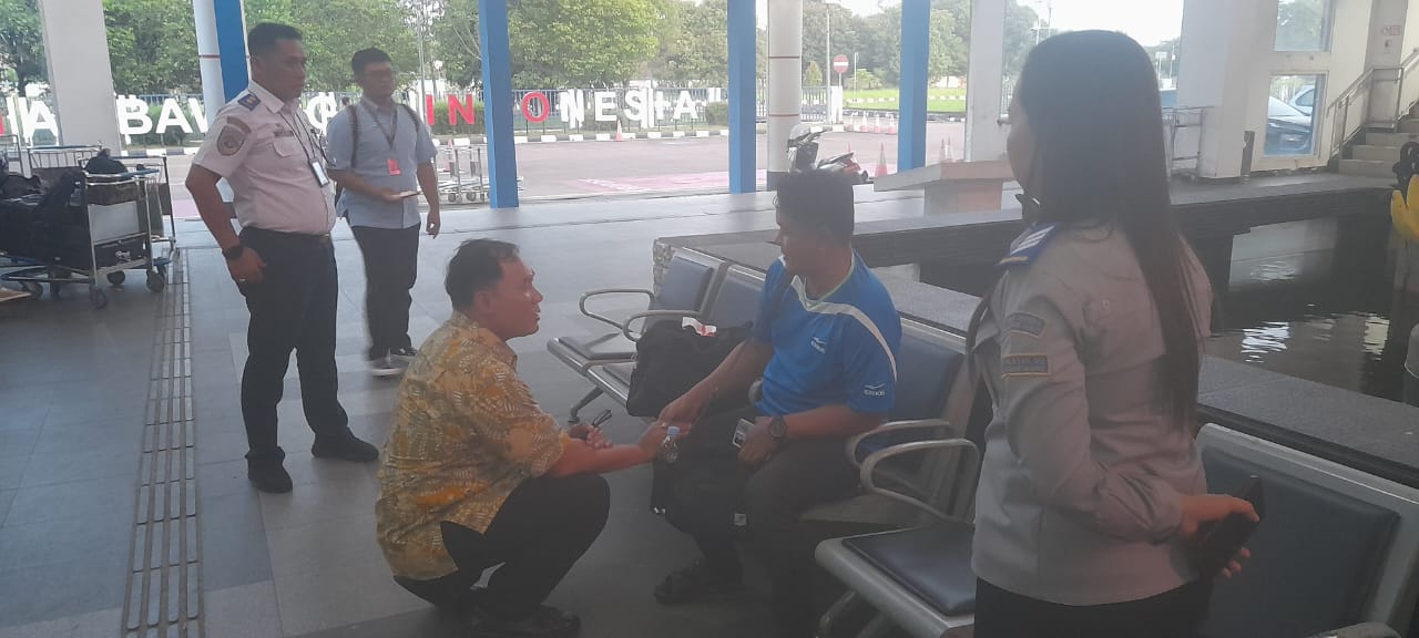 FOTO : Anggota DPR RI Bambang Harjo Soekartono (jongkok) mendengarkan penjelasan para penumpang yang menggunakan bus di Terminal ALBN Sungai Ambawang.