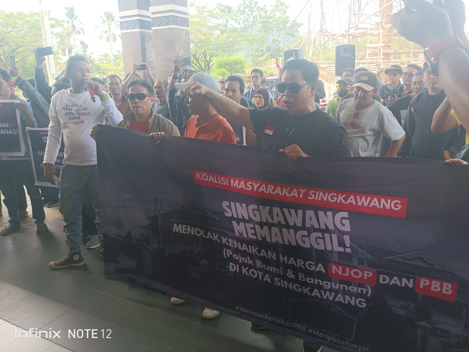 DEMONSTRASI: Suasana massa saat mendatangi kantor Wali Kota Singkawang menuntut pembatalan kenaikan NJOP dan PBB-2 di kantor Walikota Singkawang, Selasa (8/10).